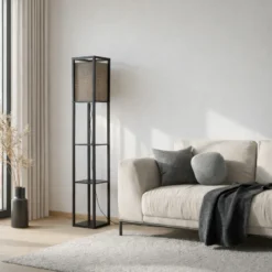 Lámpara de pie Lindby Birta, negra, estantería, madera, 159 cm