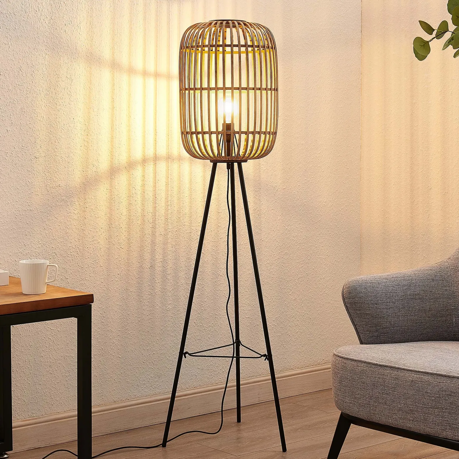 Lámpara de pie Lindby Canyana, 139 cm, natural, ratán, trípode