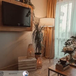 Lámpara de pie Lindby Charlia, blanca, madera, altura 150cm