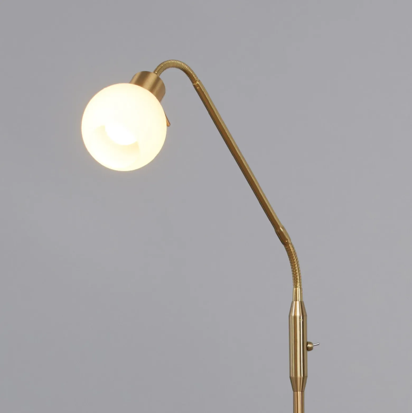 Lámpara de pie Lindby Elaina, color latón, 162cm, flexible, E14