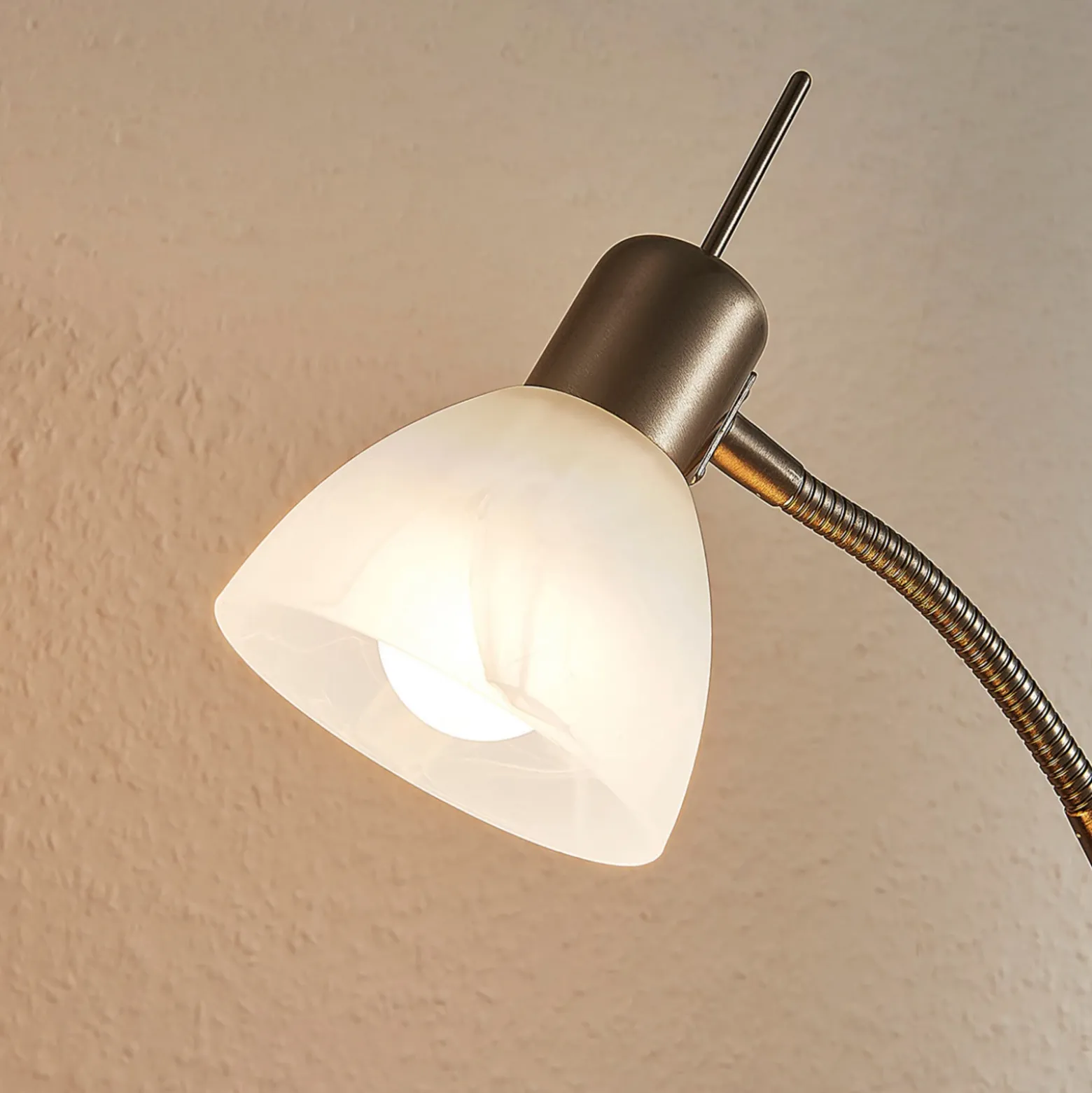 Lámpara de pie Lindby Gwendolin, 160 cm, cristal, E14, regulable