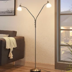 Lámpara de pie Lindby Gwendolin, 160 cm, color níquel, 2 luces.
