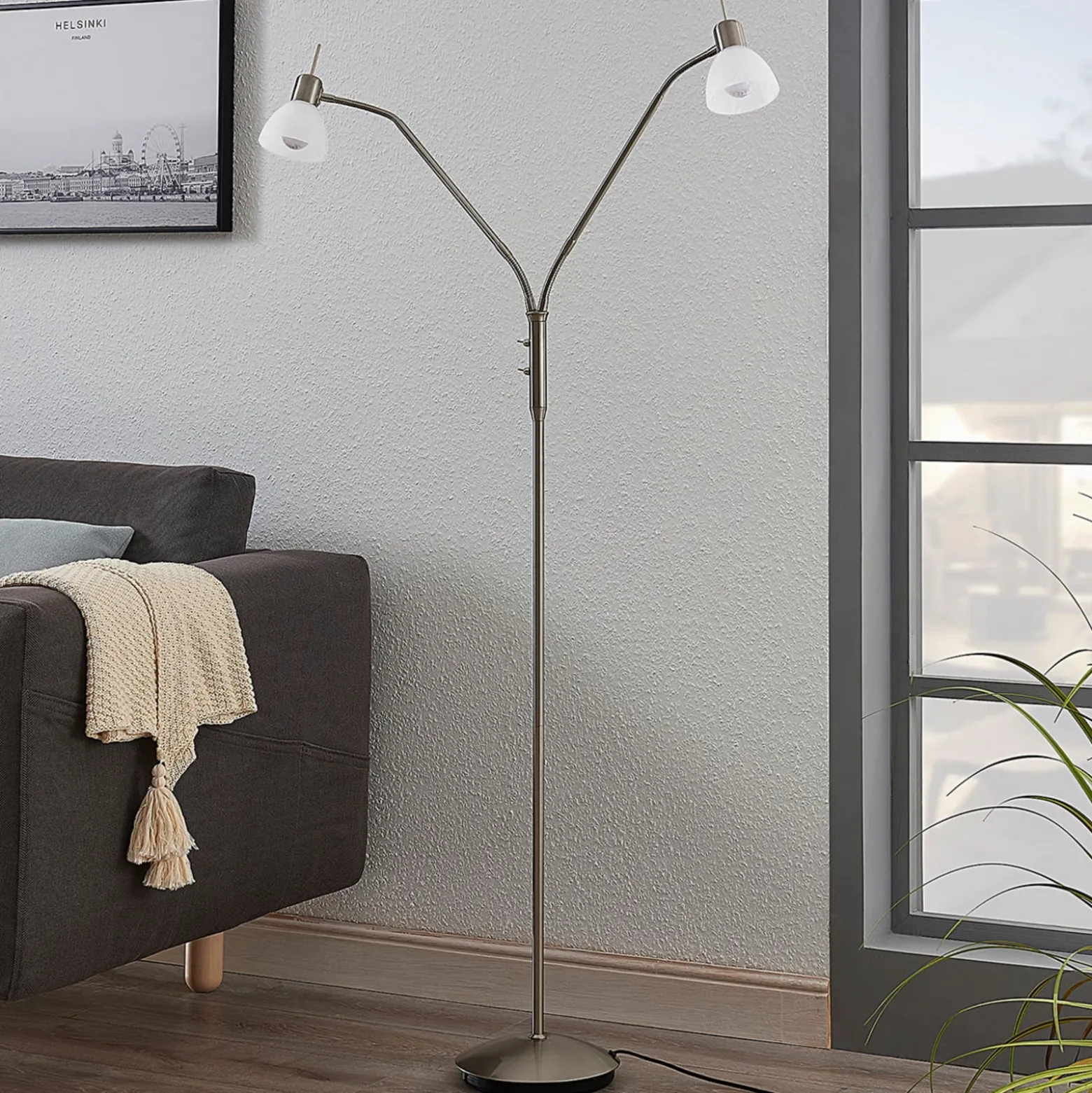 Lámpara de pie Lindby Gwendolin, 160 cm, color níquel, 2 luces.