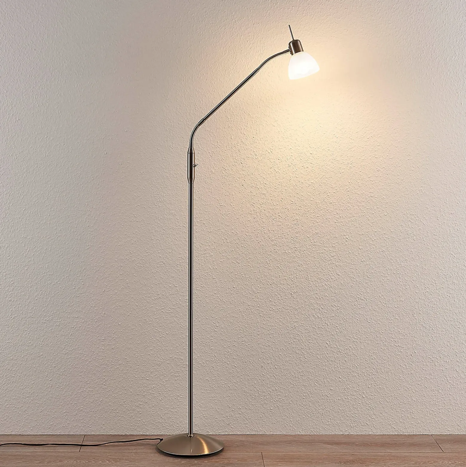 Lámpara de pie Lindby Gwendolin, 160 cm, cristal, E14, regulable