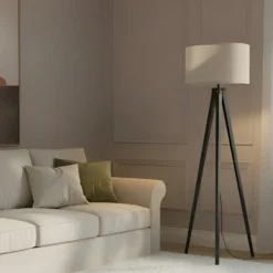 Lámpara de pie Lindby Herry, negra, madera, trípode, 153 cm