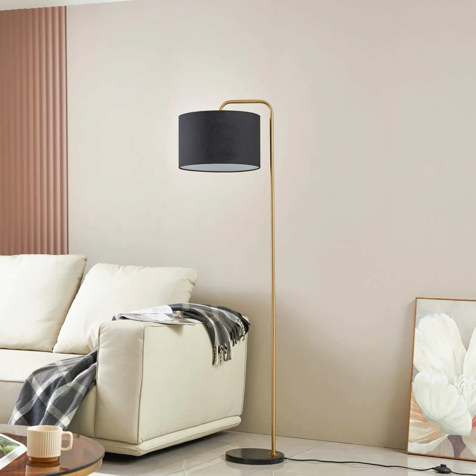 Lámpara de pie Lindby Hillary, negro/oro, mármol, 153cm