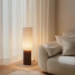 Lámpara de pie Lindby Kimiko, altura 100 cm, madera de nogal, tela