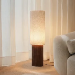 Lámpara de pie Lindby Kimiko, altura 100 cm, madera de nogal, tela