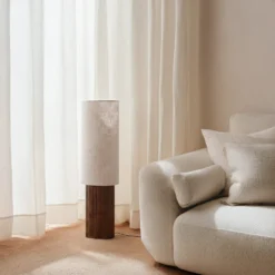 Lámpara de pie Lindby Kimiko, altura 100 cm, madera de nogal, tela
