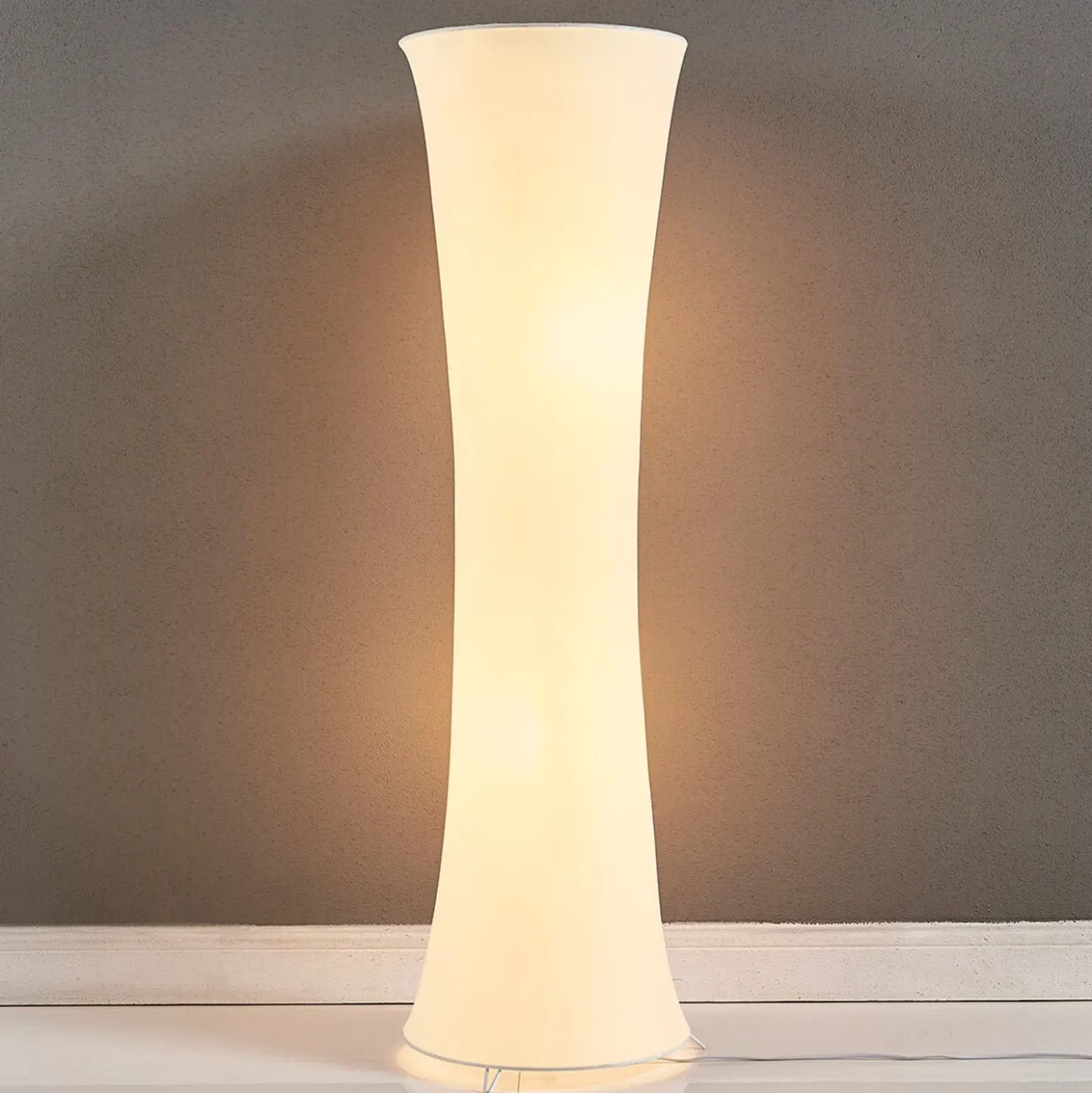 Lámpara de pie Lindby Liana, altura 123 cm, blanca, textil