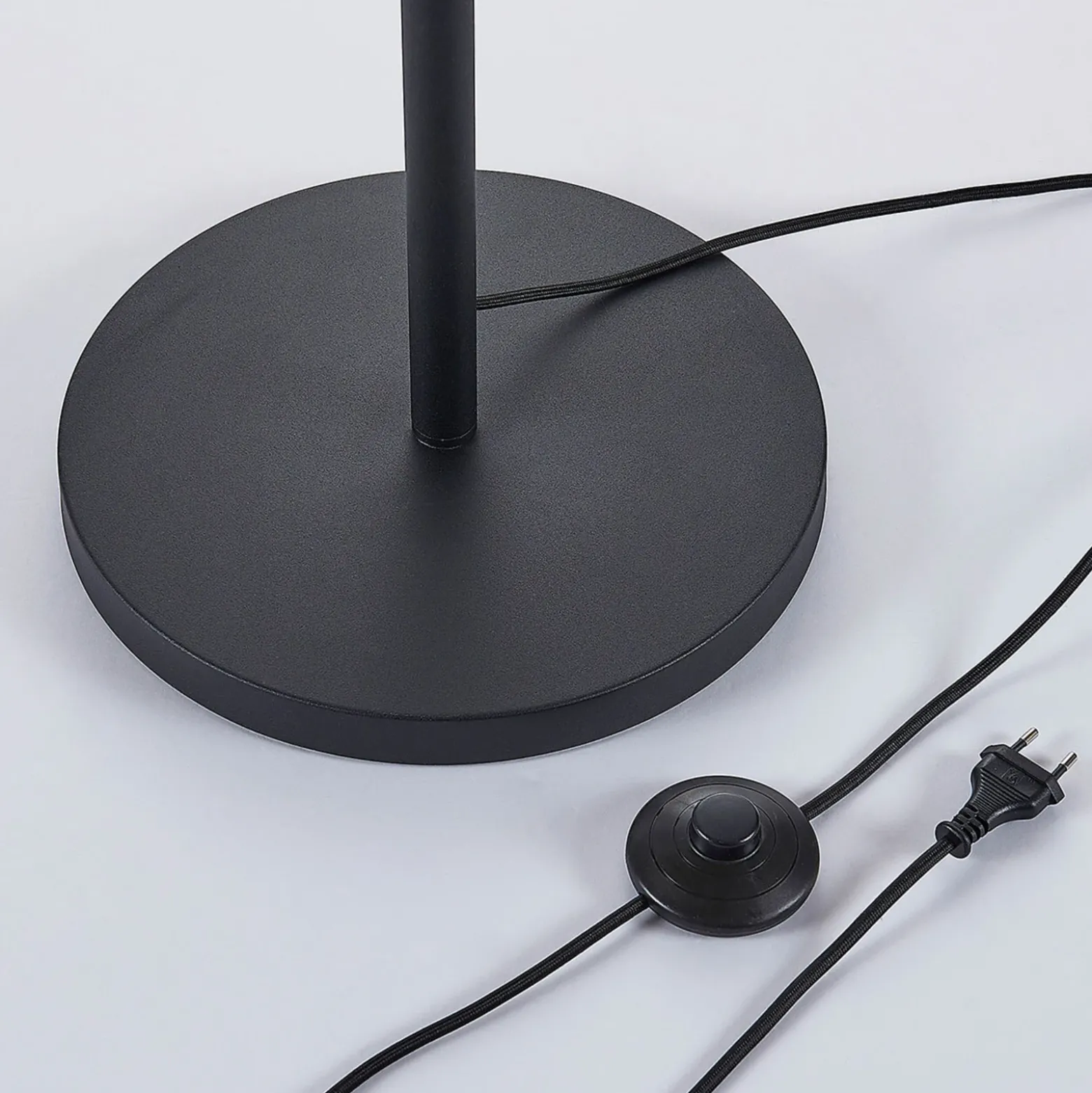 Lámpara de pie Lindby Muriel, 1 luz, negro/oro, metal