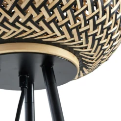 Lámpara de pie Lindby Nerys, negra, bambú, Ø 31,5 cm, trípode