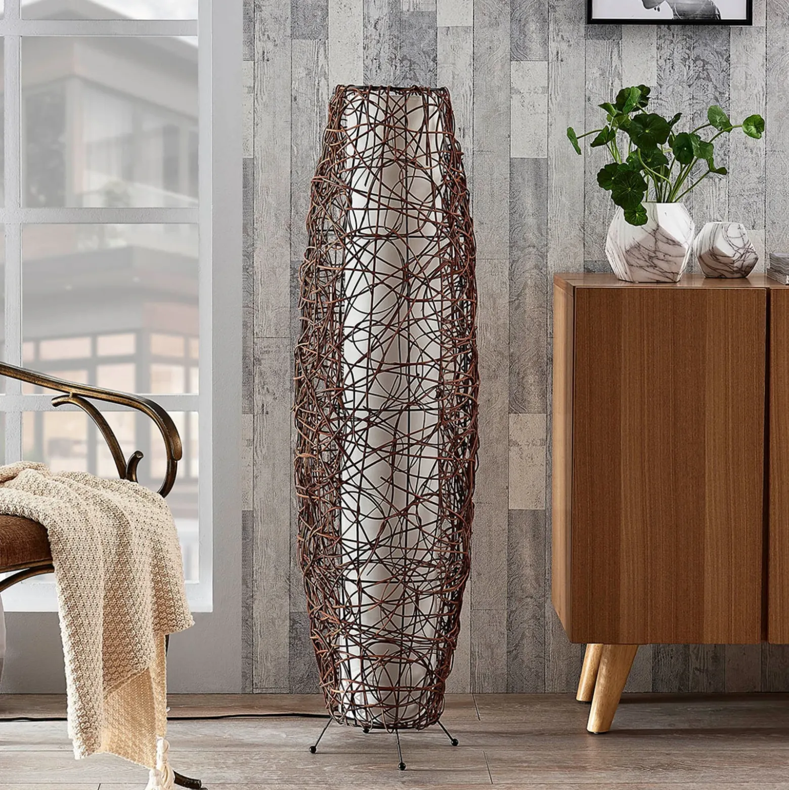 Lámpara de pie Lindby Nias, altura 111 cm, ratán, textil