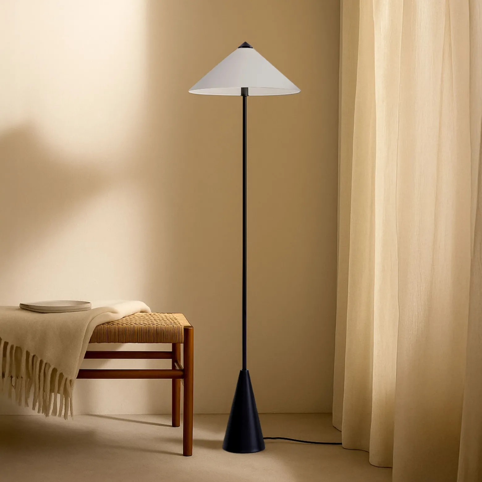 Lámpara de pie Lindby Norvik, altura 150 cm, negro/gris, metal