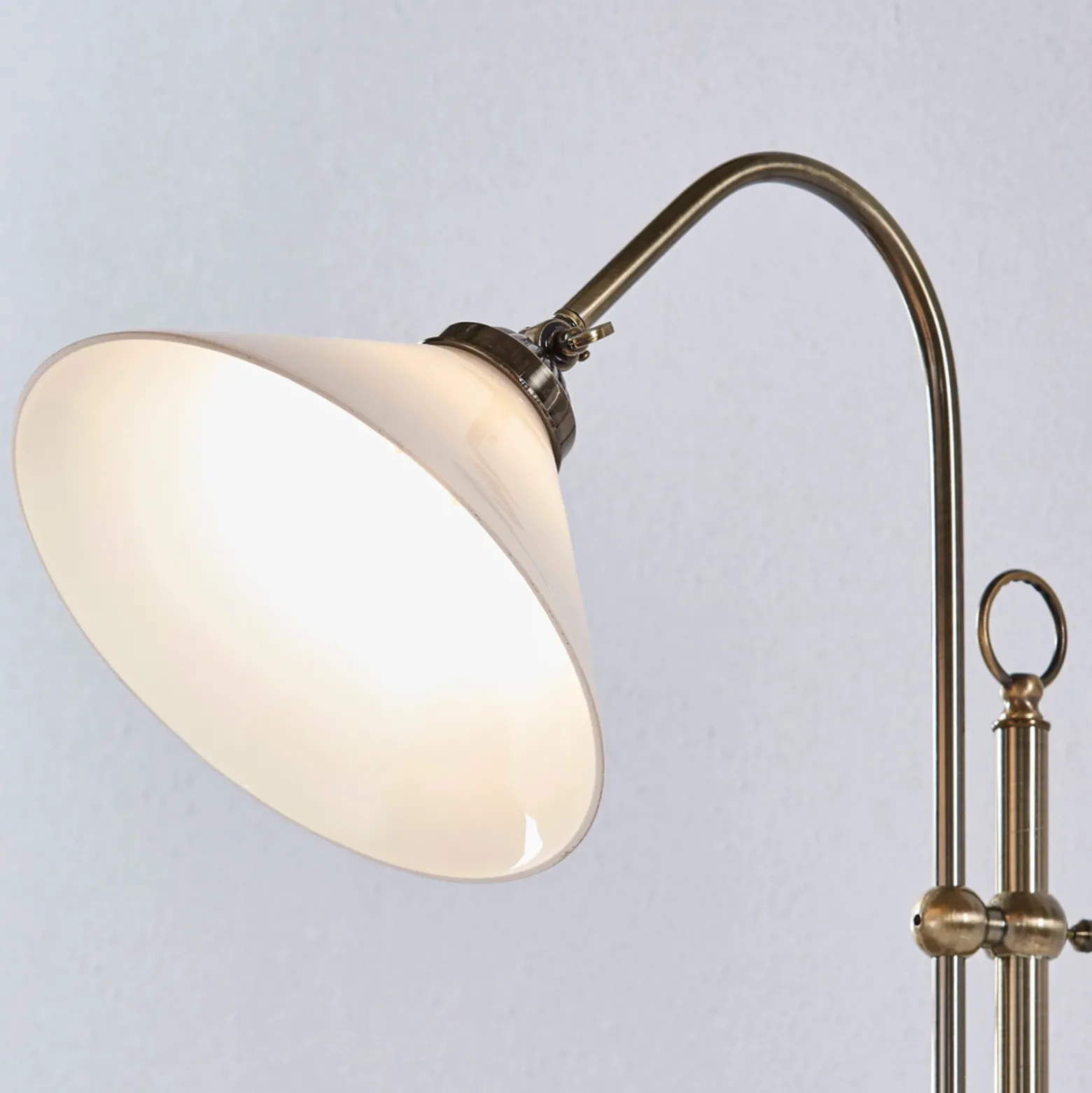 Lámpara de pie Lindby Otis, latón antiguo, cristal, 170 cm, E27