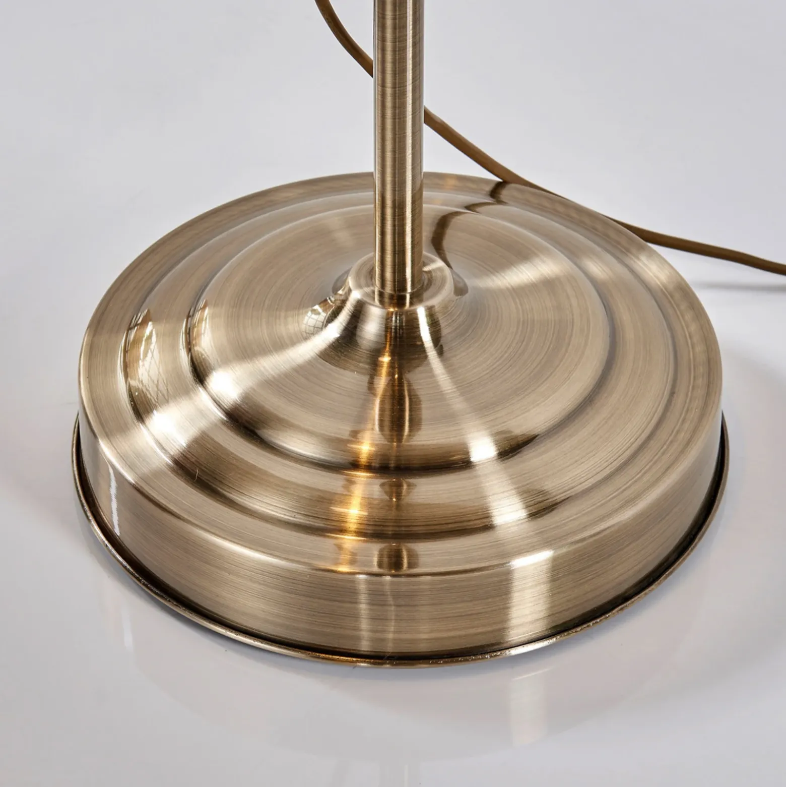 Lámpara de pie Lindby Otis, latón antiguo, cristal, 170 cm, E27
