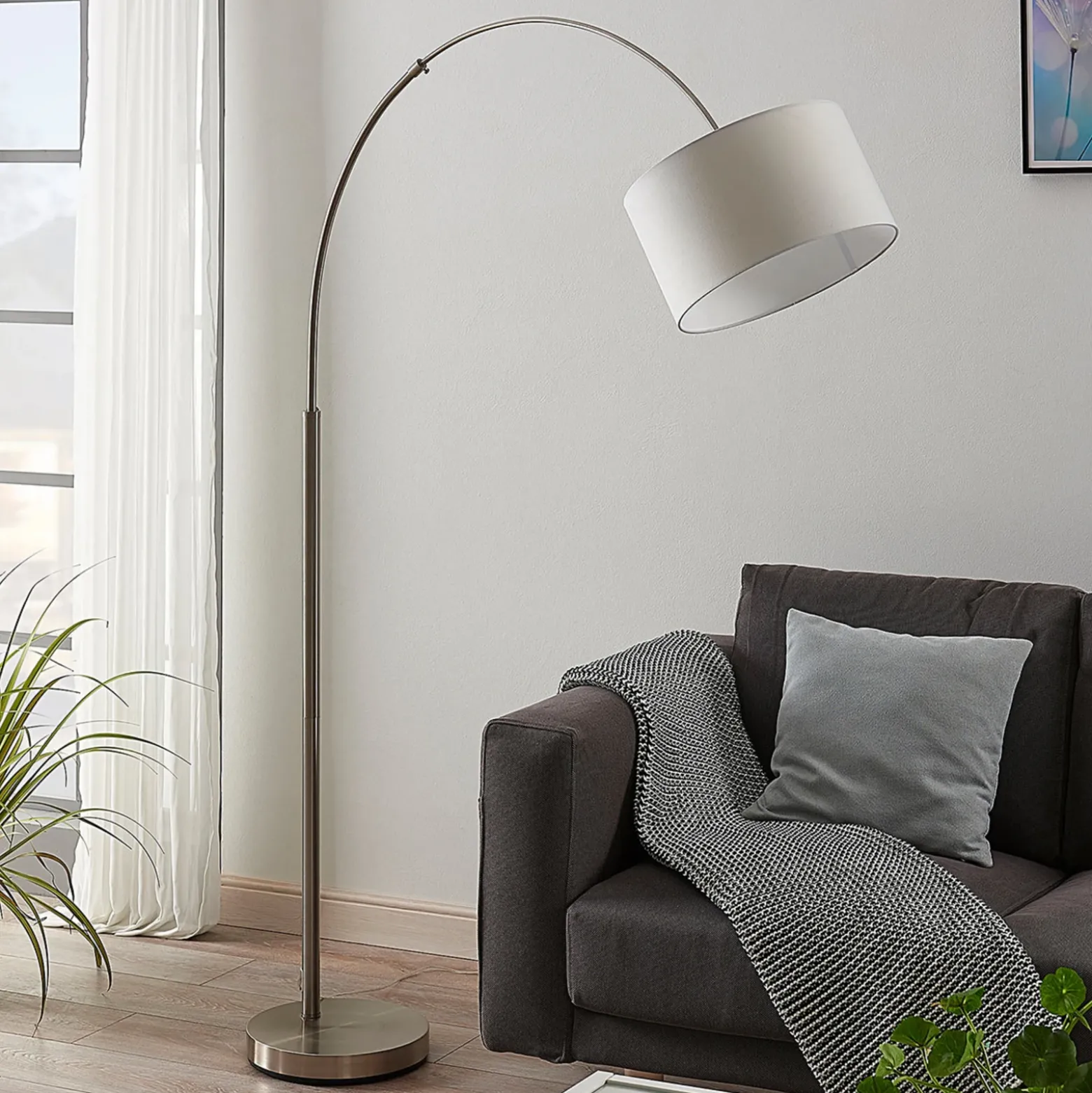 Lámpara de pie Lindby Railyn, blanca, tela, 200cm, E27