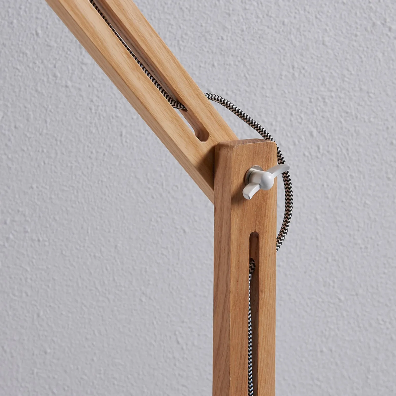 Lámpara de pie Lindby Shivanja, madera, regulable, 146 cm, E27
