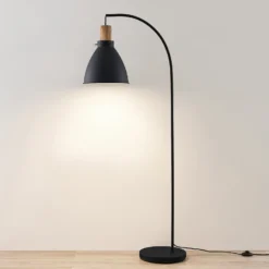 Lámpara de pie Lindby Trebale, negra, madera, 154 cm, E27