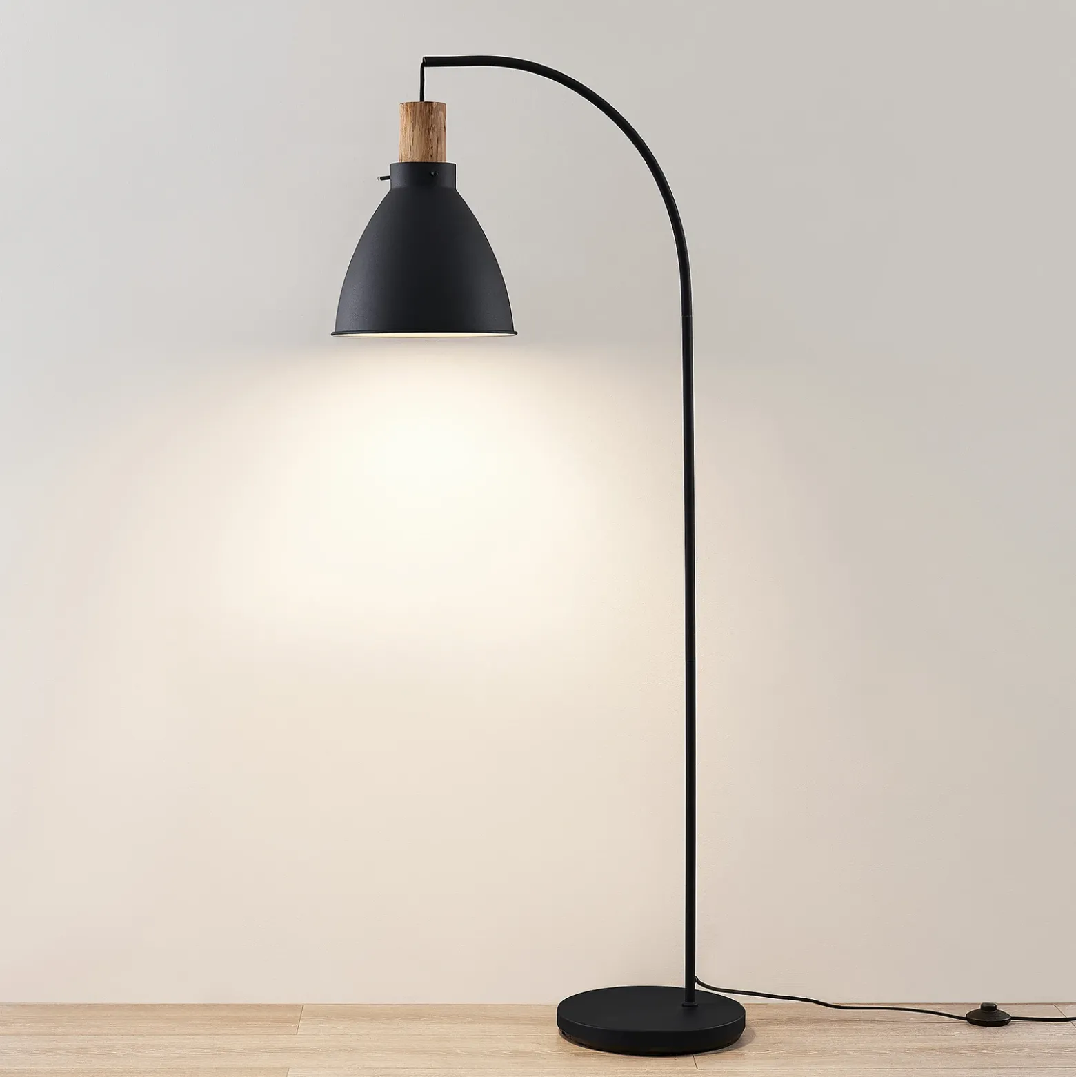 Lámpara de pie Lindby Trebale, negra, madera, 154 cm, E27