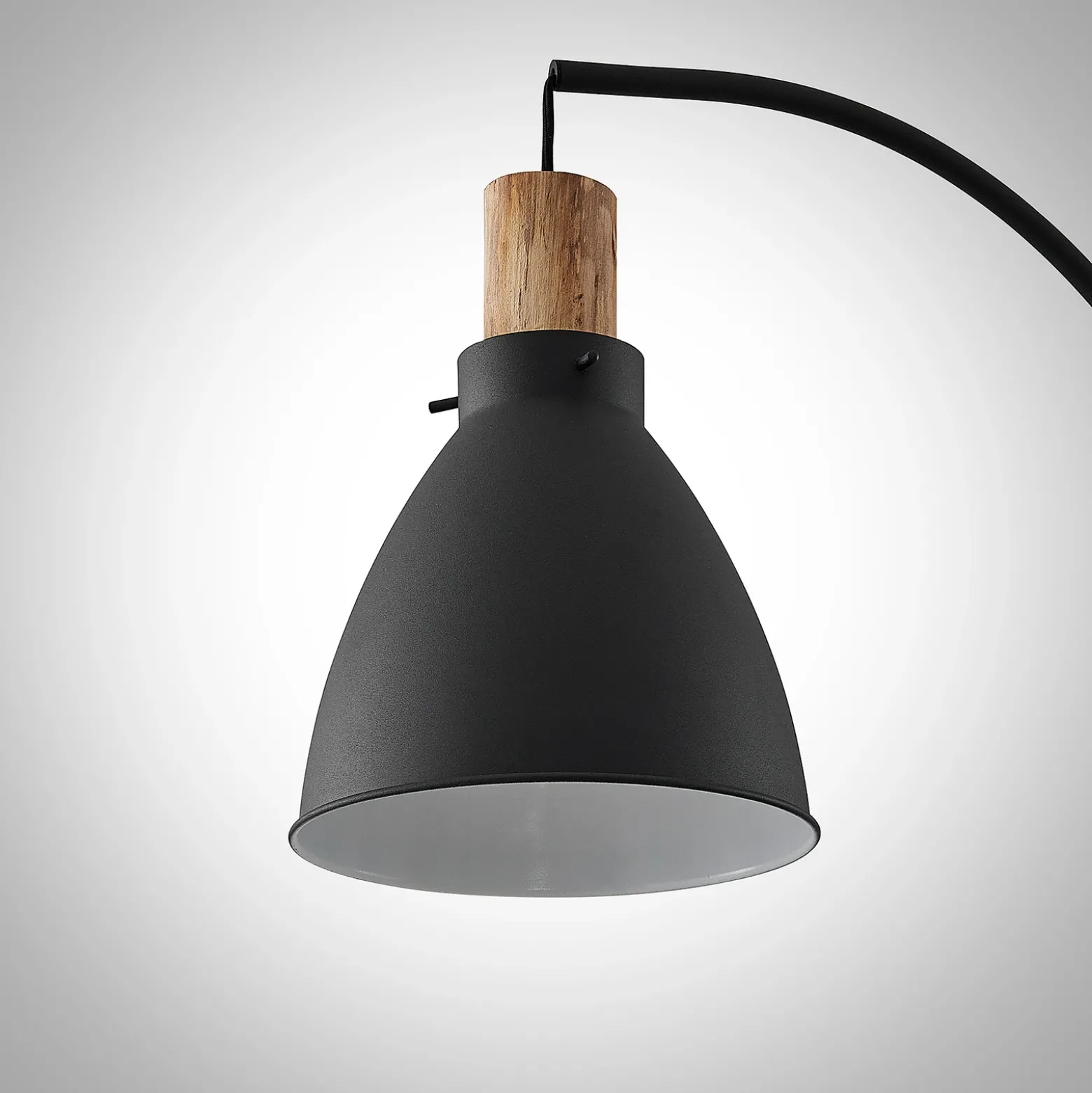 Lámpara de pie Lindby Trebale, negra, madera, 154 cm, E27