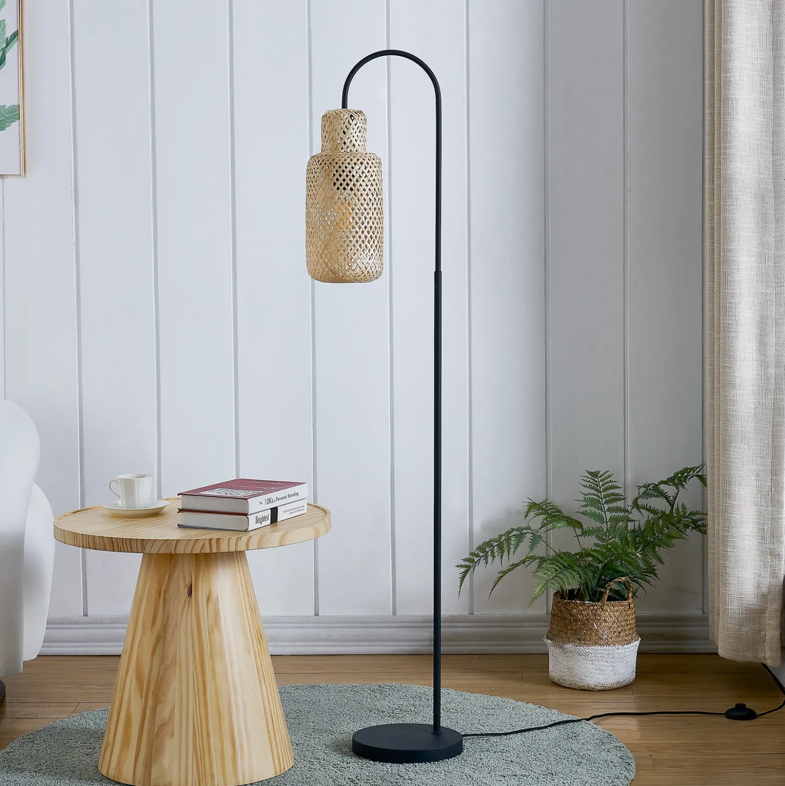 Lámpara de pie Lindby Venora, 145 cm de altura, bambú, E27