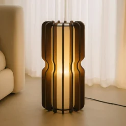 Lámpara de pie Lucande Juneta, 75 cm, marrón, madera, textil