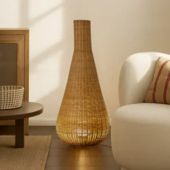 Lámpara de pie Lucande Takeo, ratán, altura 115 cm, E27