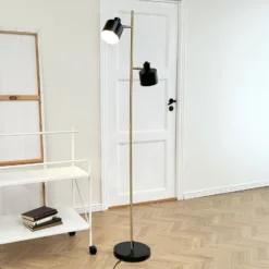 Lámpara de pie Ocean de Dyberg Larsen, negro/latón, 2 luces.