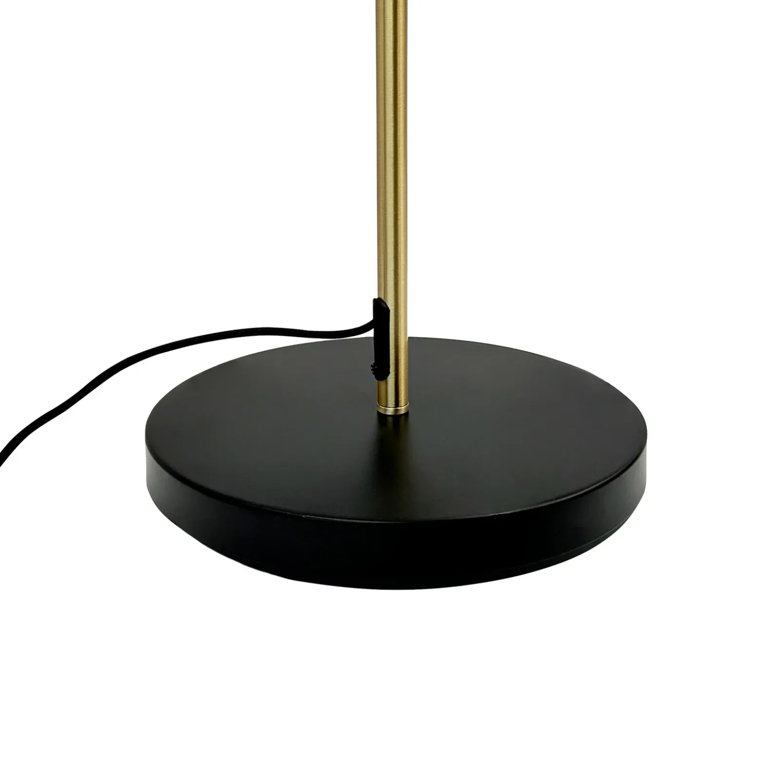 Lámpara de pie Ocean de Dyberg Larsen, negro/latón, 2 luces.
