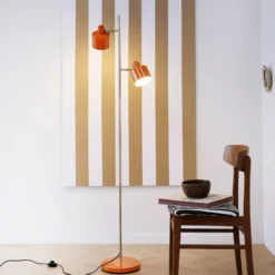 Lámpara de pie Ocean de Dyberg Larsen, naranja, altura 160 cm, 2 luces.