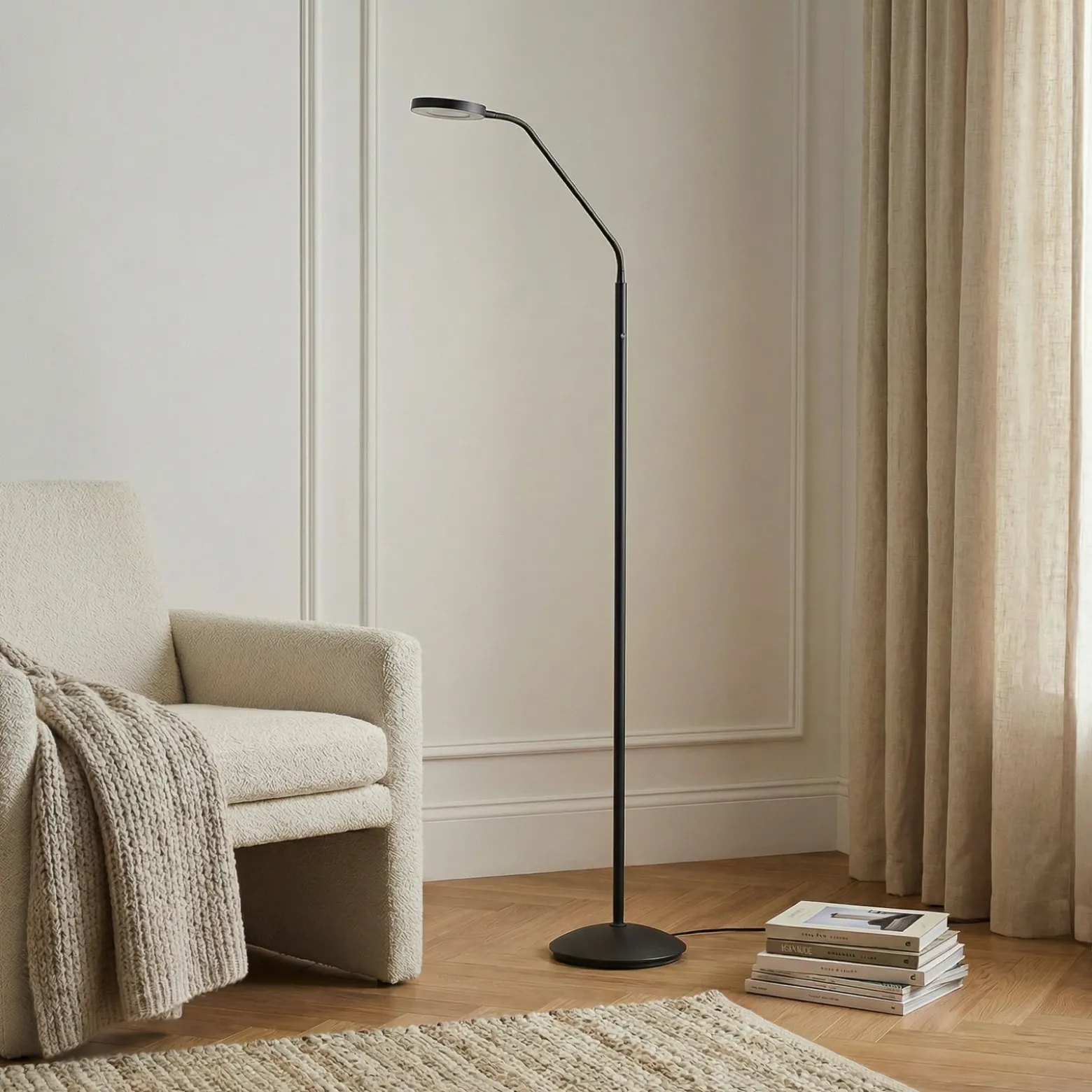 Lámpara de pie recargable LED Elvyn de Lindby, negra, ajustable