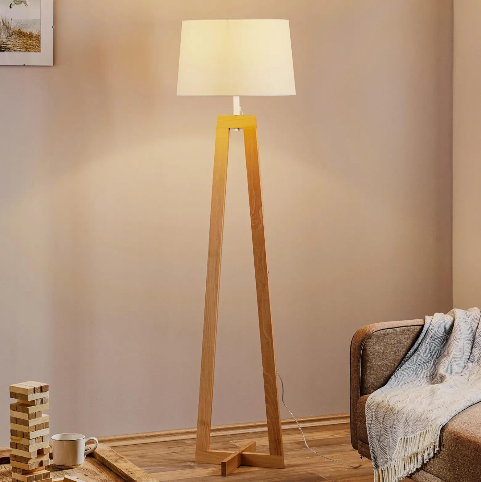 Lámpara de pie Sacha LS de madera y textil, blanco