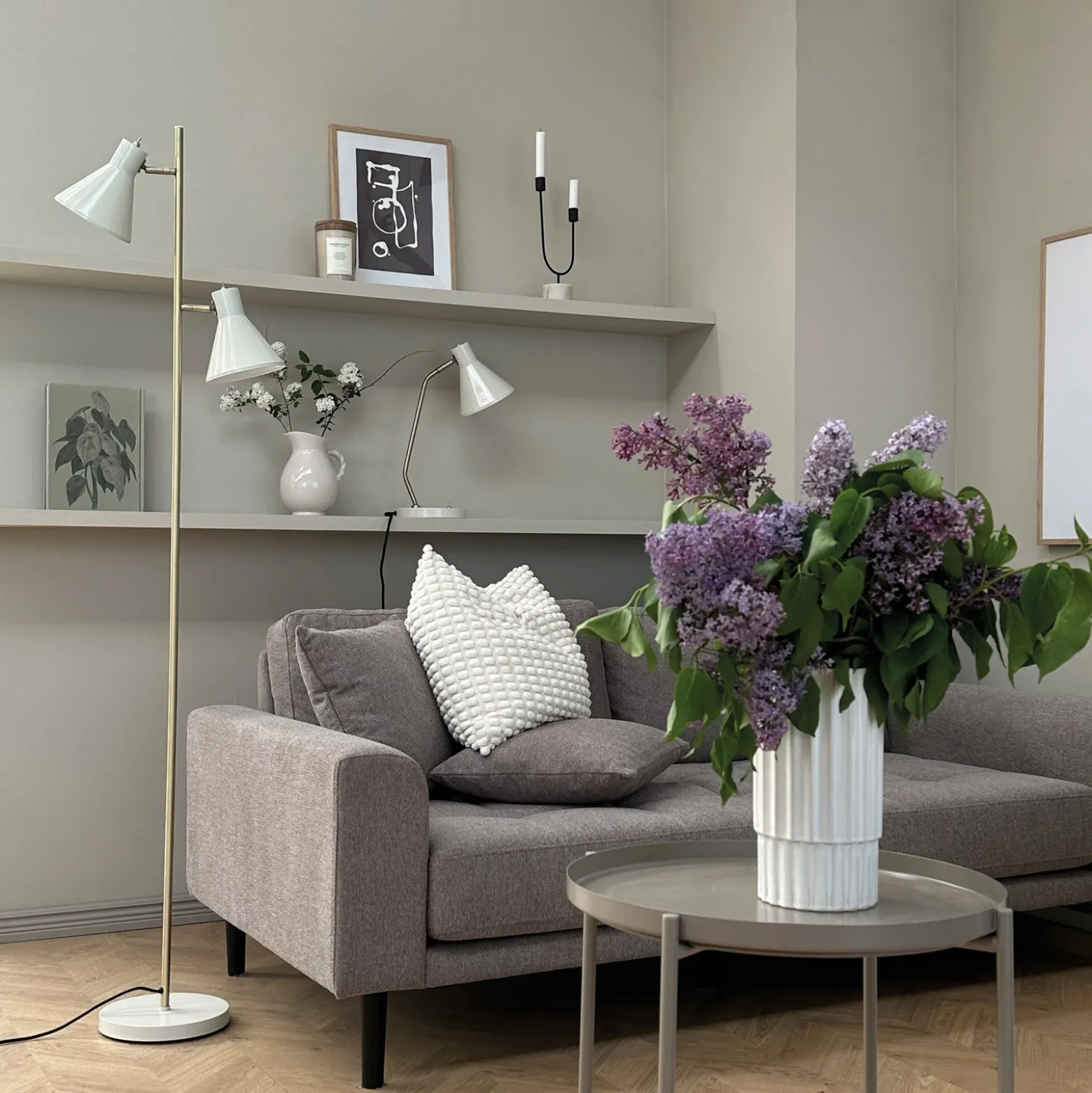 Lámpara de pie Sleep de Dyberg Larsen, blanco cemento, altura 165 cm, acero