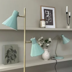 Lámpara de pie Sleep de Dyberg Larsen, verde menta, altura 165 cm, acero