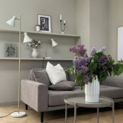 Lámpara de pie Sleep de Dyberg Larsen, blanco cemento, altura 165 cm, acero