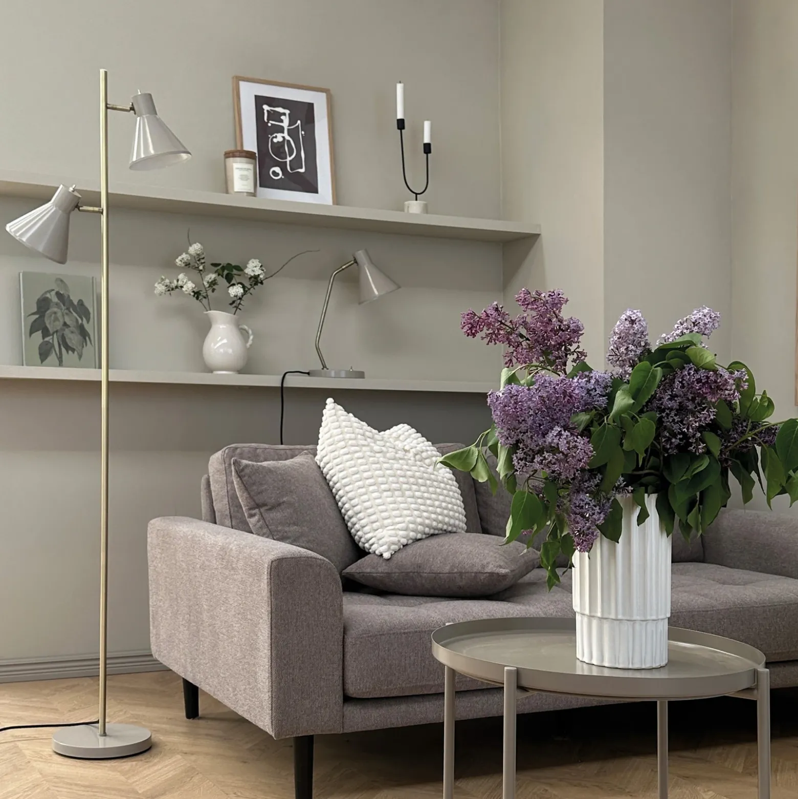 Lámpara de pie Sleep de Dyberg Larsen, marrón grisáceo, altura 165 cm, acero