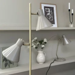 Lámpara de pie Sleep de Dyberg Larsen, marrón grisáceo, altura 165 cm, acero
