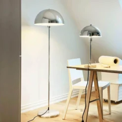 Lámpara de pie Stockholm de Dyberg Larsen, altura 143 cm, metal/mármol