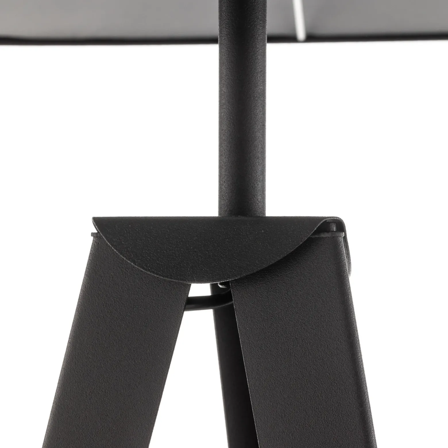 Lámpara de pie Tago, negra/plateada, de tres patas, 155 cm