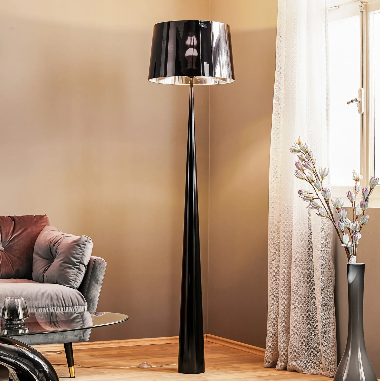 Lámpara de pie Totem LS con acabado cromo, negro