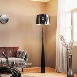 Lámpara de pie Totem LS con acabado cromo, negro