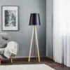Lámpara de pie trípode Quitani Jata, madera chintz, negro