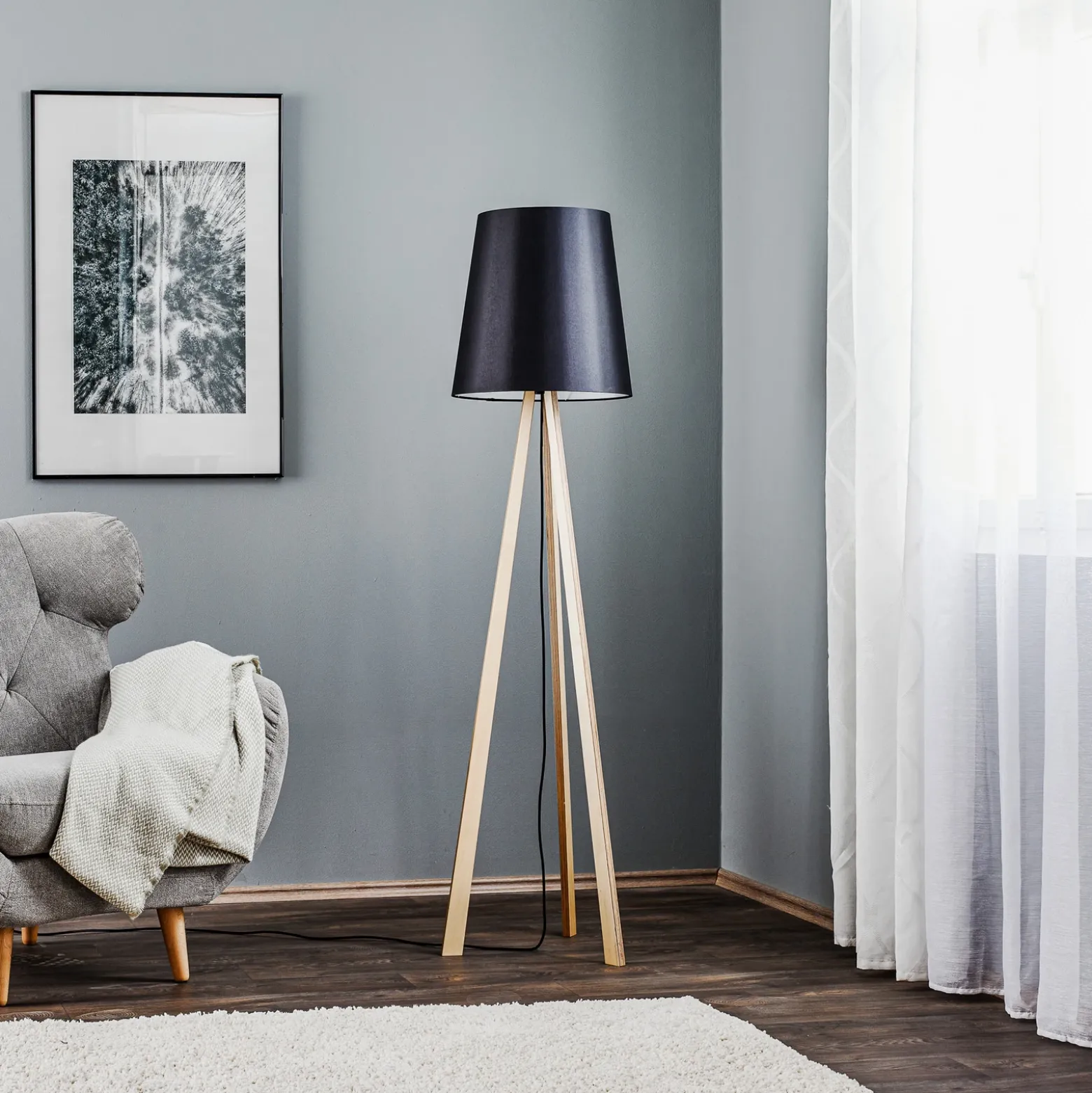 Lámpara de pie trípode Quitani Jata, madera chintz, negro