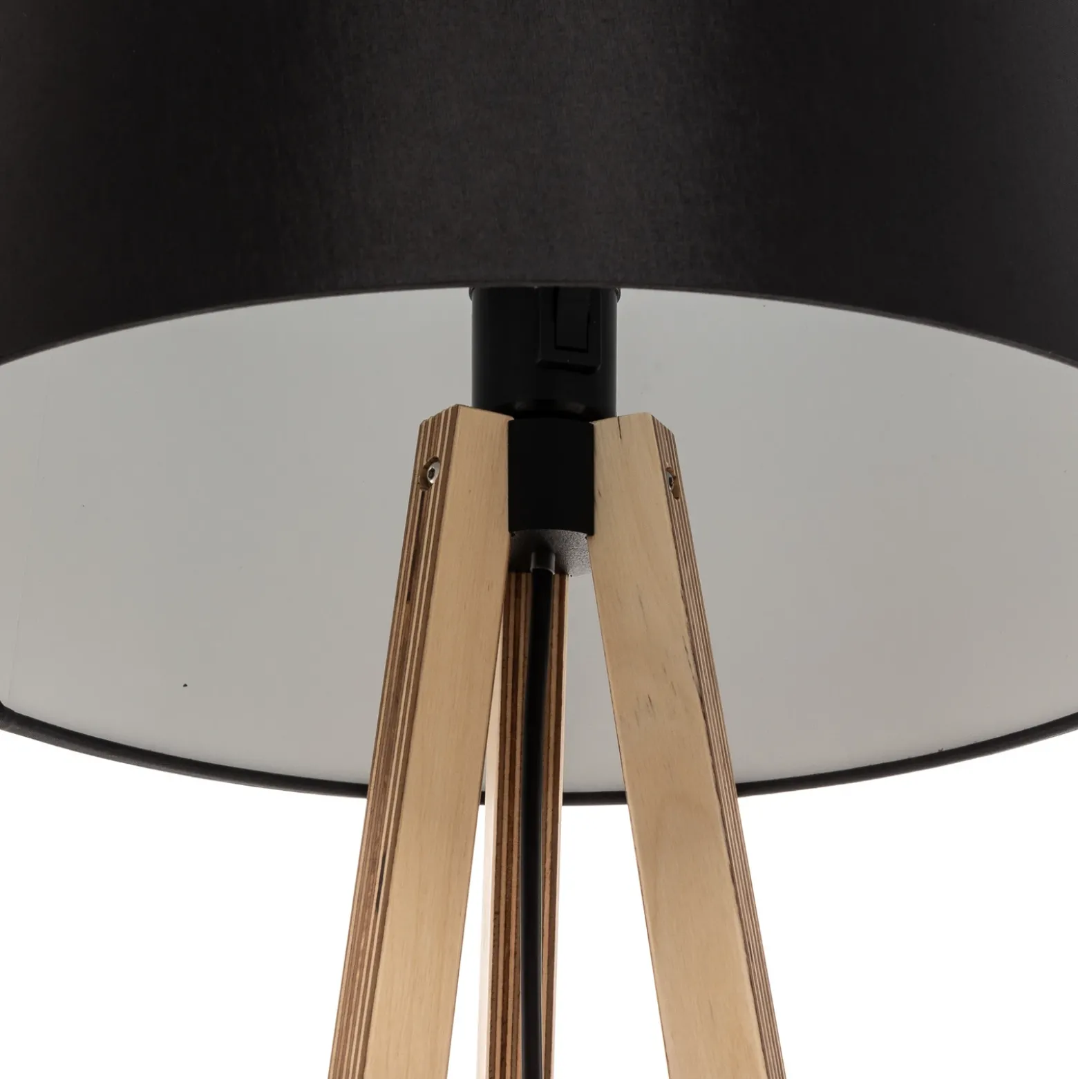 Lámpara de pie trípode Quitani Jata, madera chintz, negro