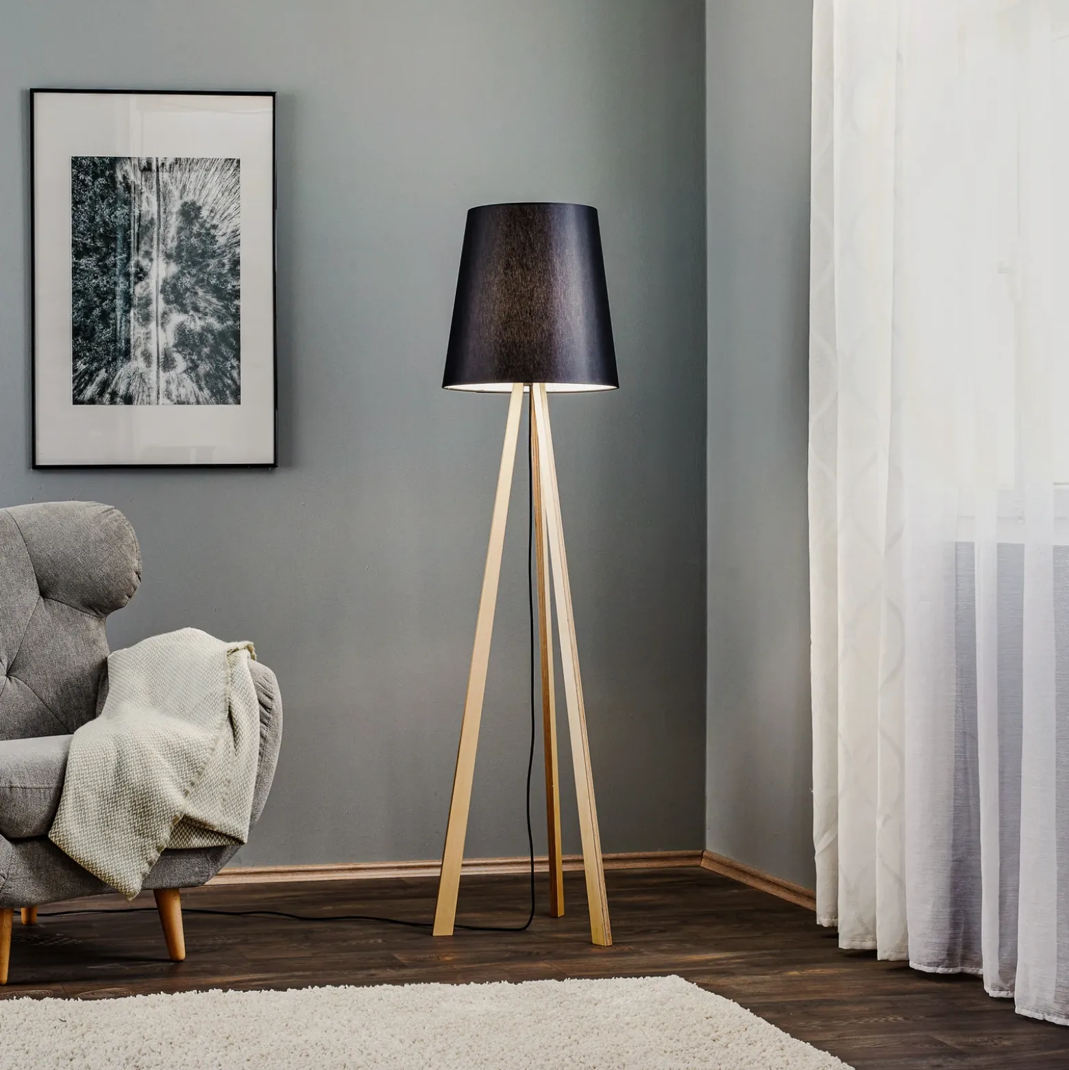 Lámpara de pie trípode Quitani Jata, madera chintz, negro