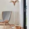 Lámpara de pie UMAGE Jazz, roble, con base de suelo blanca