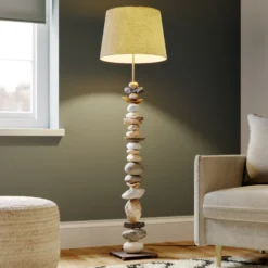 Lámpara de pie Vera con pantalla de tela y decoración de piedra