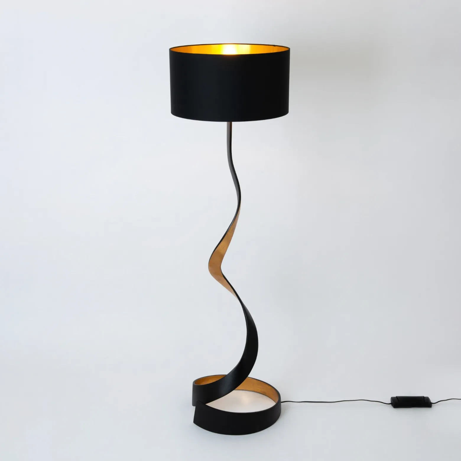 Lámpara de pie Vortice, negro/oro, altura 157 cm, hierro