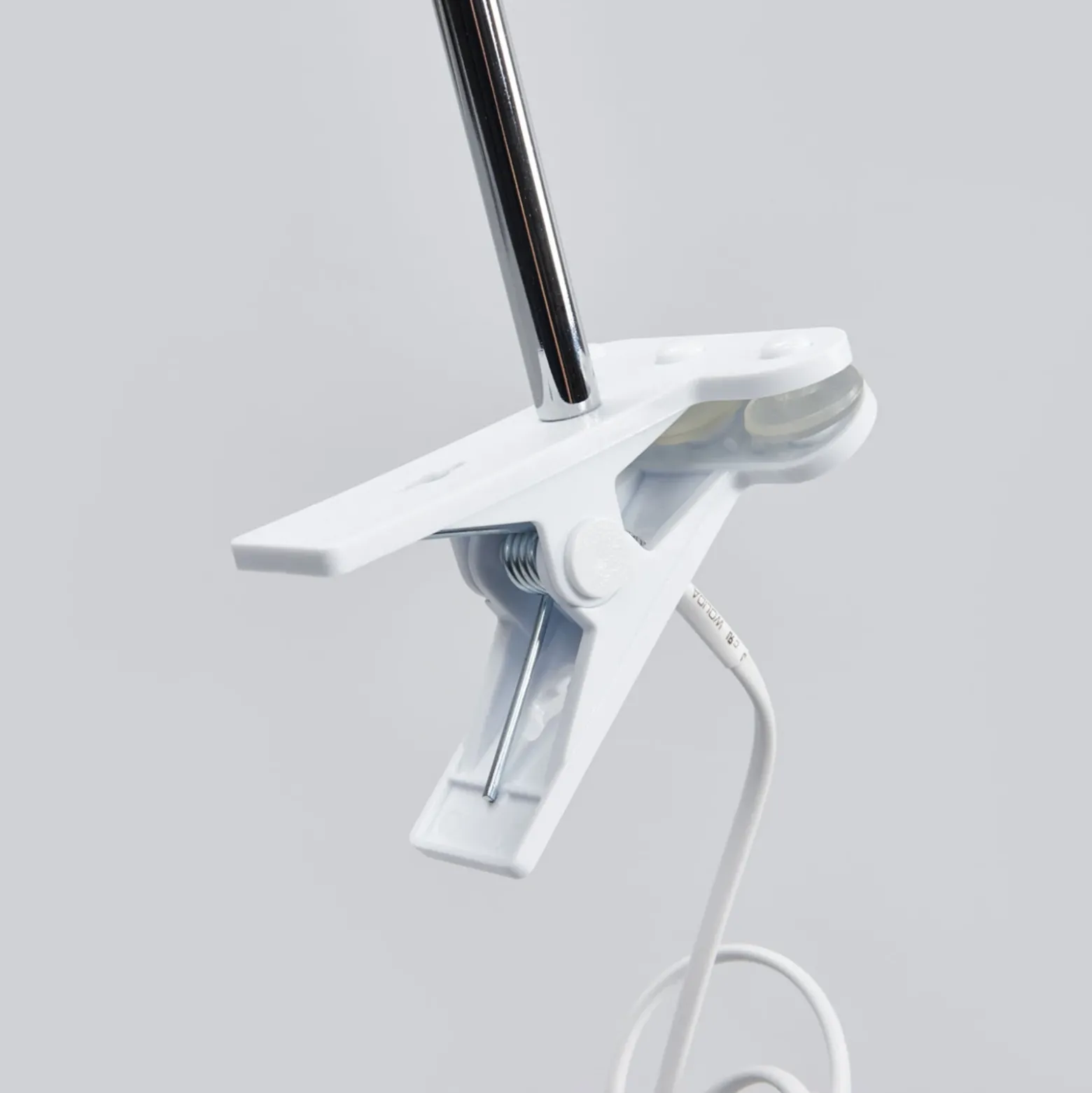 Lámpara de pinza LED Lindby Milow, blanca, metal, 36 cm de altura